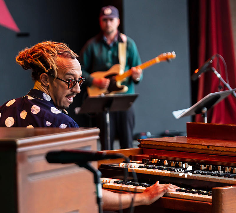 杰拉尔德·克莱顿在2021年蒙特雷爵士音乐节上与马修·史蒂文斯合作图片素材