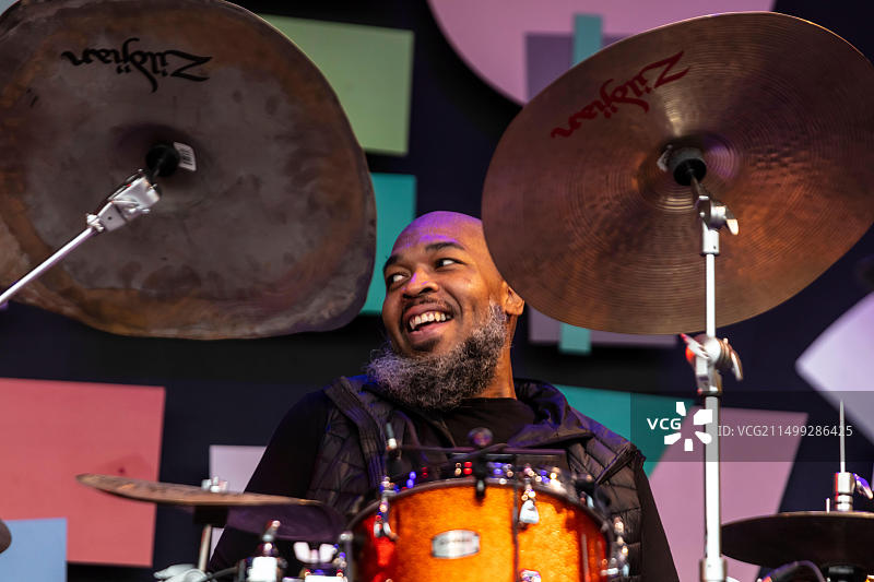 埃里克·哈兰在2021年蒙特雷爵士音乐节上为杰拉尔德·克莱顿演奏鼓图片素材