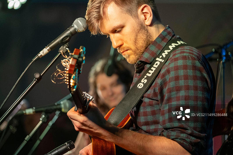 在凯尔特音乐节上表演的年轻盖尔音乐家图片素材