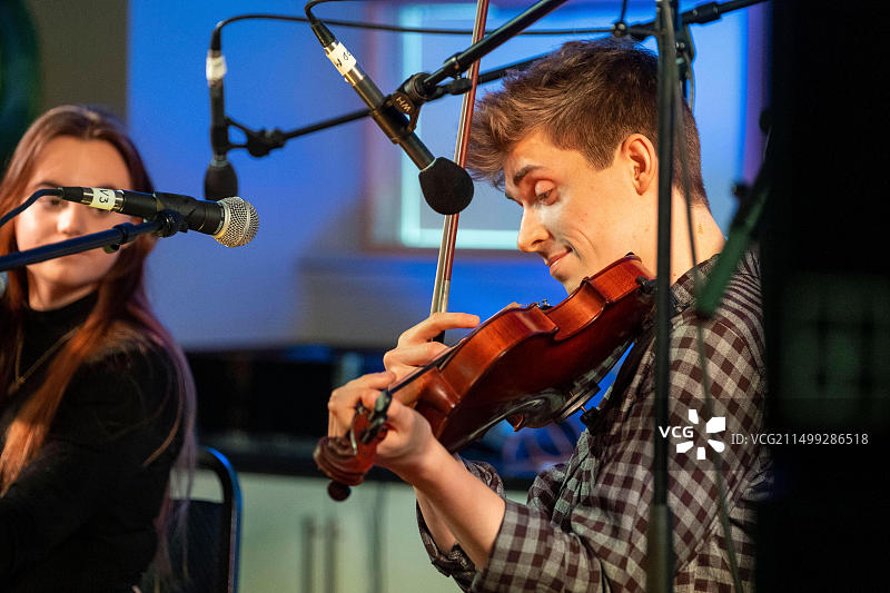 在凯尔特音乐节上表演的年轻盖尔音乐家图片素材