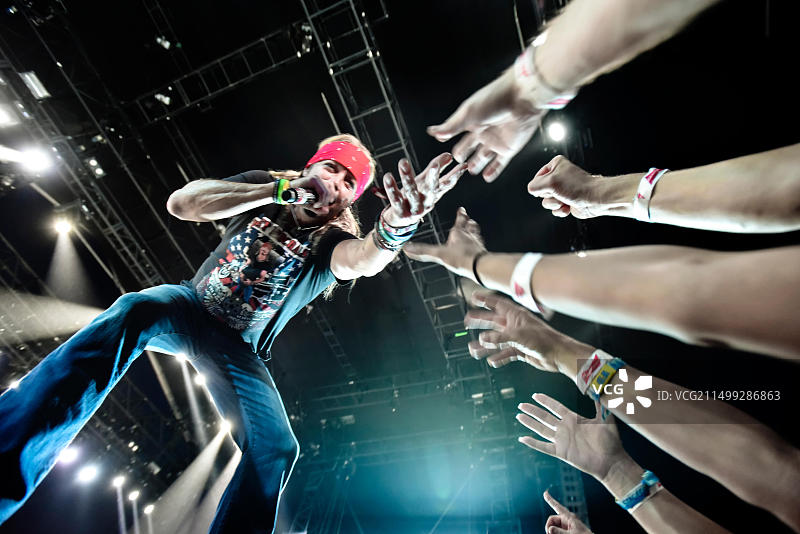 2019年4月26日，加利福尼亚州印第奥，Bret Michaels乐队在Stagecoach乡村音乐节第一天为充满活力的观众表演图片素材