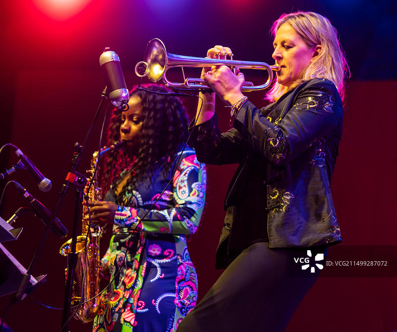 蒂亚·富勒在第61届蒙特雷爵士音乐节上与英格丽·詹森同台演出- 加利福尼亚州蒙特雷图片素材
