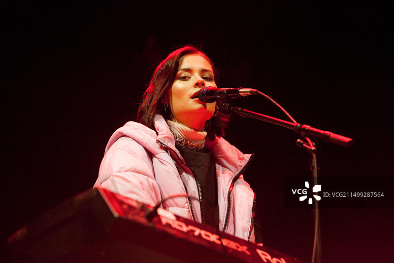 2017年12月31日，苏格兰爱丁堡，Nina Nesbitt在公主花园舞台上，参加爱丁堡除夕活动。Pako Mera/Alamy Live News图片素材