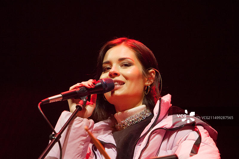 2017年12月31日，苏格兰爱丁堡，Nina Nesbitt在公主花园舞台上，参加爱丁堡除夕活动。Pako Mera/Alamy Live News图片素材