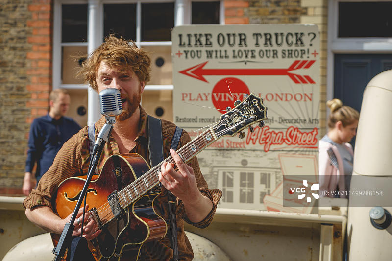 2017年9月，英国伦敦哥伦比亚路街头吉他表演图片素材