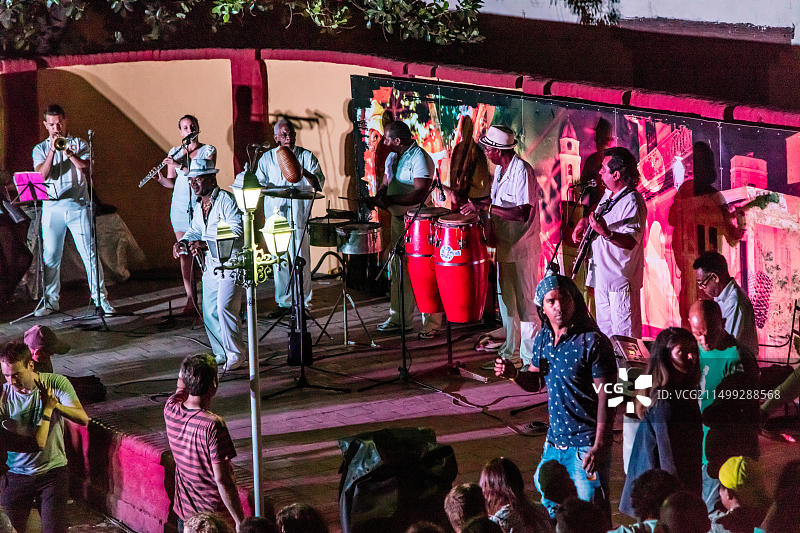 古巴特立尼达音乐之家为游客表演的萨尔萨乐队图片素材