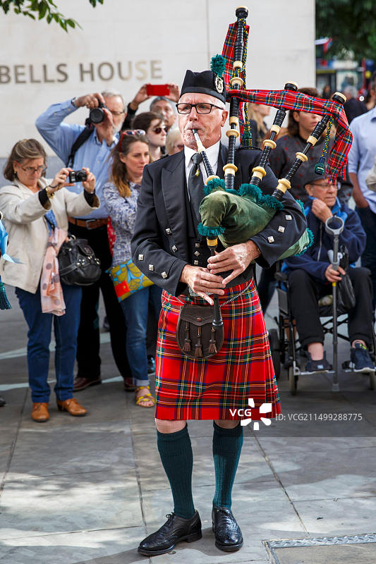 在英国伦敦演奏苏格兰风笛的艺人图片素材
