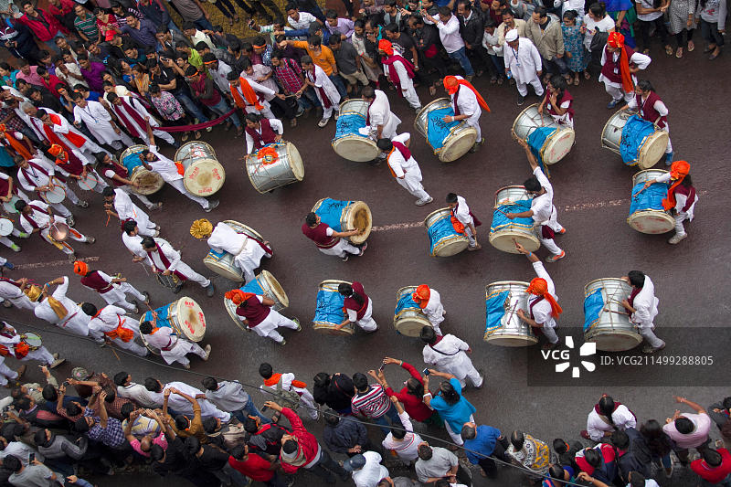 在印度马哈拉施特拉邦浦那市，鼓手在象头神浸没仪式上击鼓图片素材