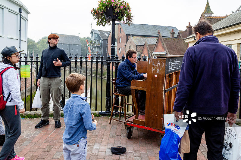 男子在英国苏塞克斯刘易斯大街演奏钢琴图片素材
