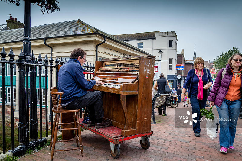男子在英国苏塞克斯刘易斯大街演奏钢琴图片素材