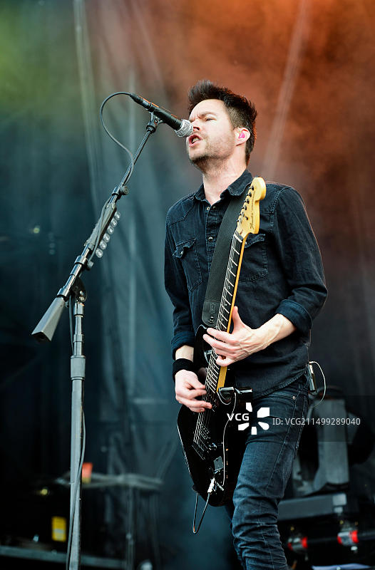 Chevelle乐队吉他手兼主唱Pete Loeffler在2015年卡罗莱纳叛乱怪物能量音乐节上表演图片素材