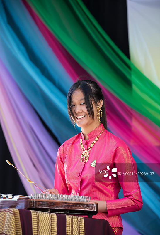 泰国女人演奏扬琴图片素材