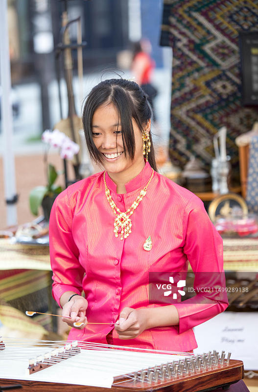 泰国女人演奏扬琴图片素材