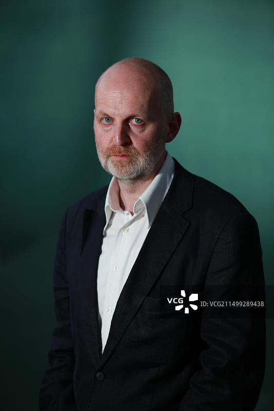 爱丁堡国际书展期间夏洛特广场花园里的唐·帕特森图片素材