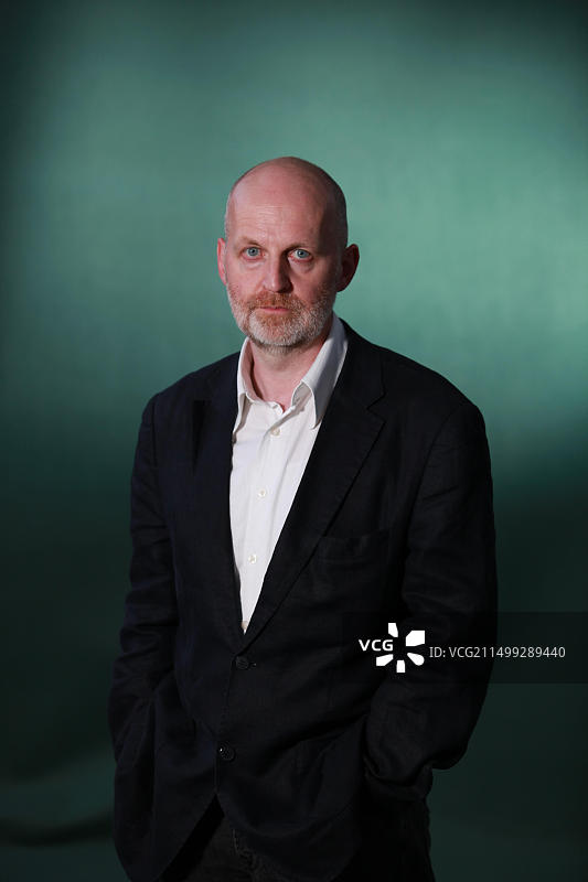 爱丁堡国际书展期间夏洛特广场花园里的唐·帕特森图片素材