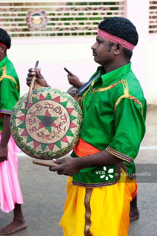 在印度安得拉邦普塔帕蒂举行的萨蒂亚·赛·巴巴85岁生日庆祝活动中，击鼓的印度街头表演者图片素材