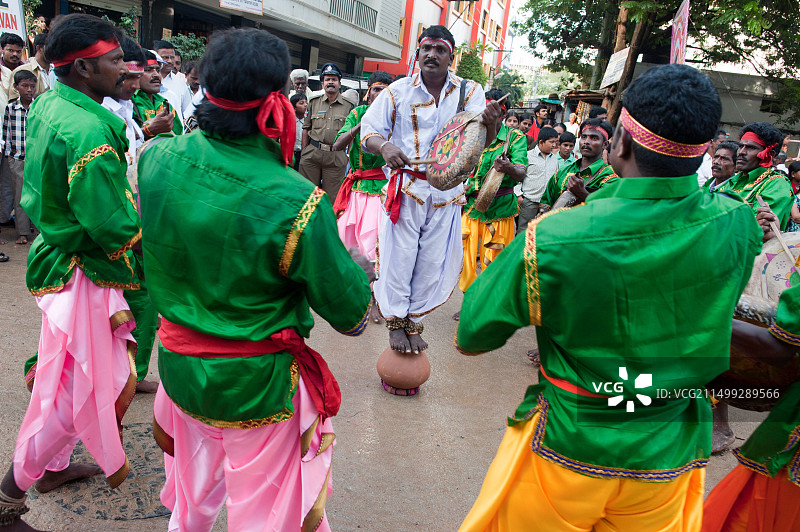 在普塔帕蒂举行的萨蒂亚·赛·巴巴85岁生日庆典上的印度节日鼓乐街头表演者，印度安得拉邦图片素材