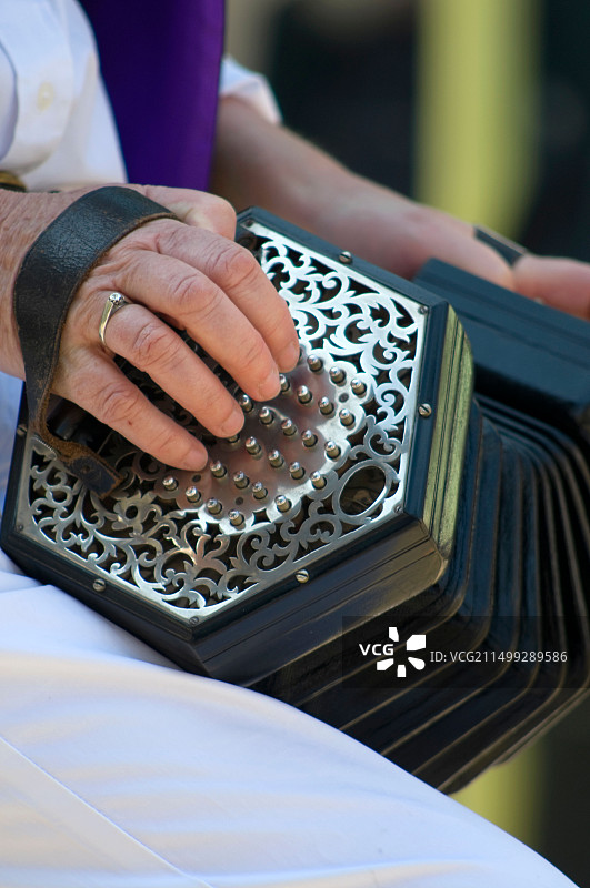 音乐家在牛津民俗节上手风琴伴奏莫里斯舞的特写图片素材