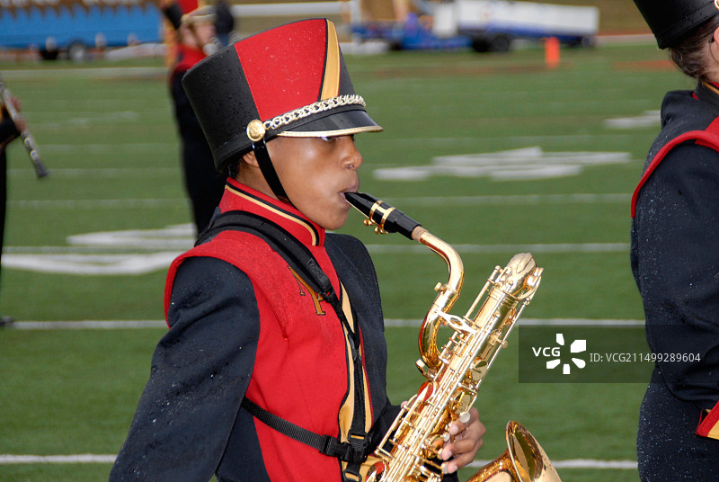 少女在马里兰州高中橄榄球比赛中场休息时在军乐队演奏图片素材