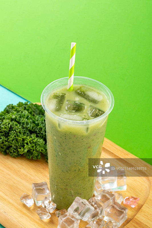 鲜榨羽衣甘蓝香蕉果蔬汁冰沙饮品，轻活羽衣甘蓝图片素材