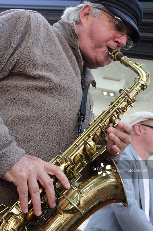 在英国布莱顿东街拍摄的现场爵士音乐家图片素材