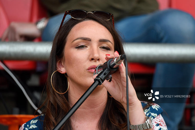 悉尼·卢瑟福在慈善活动中演唱歌曲图片素材