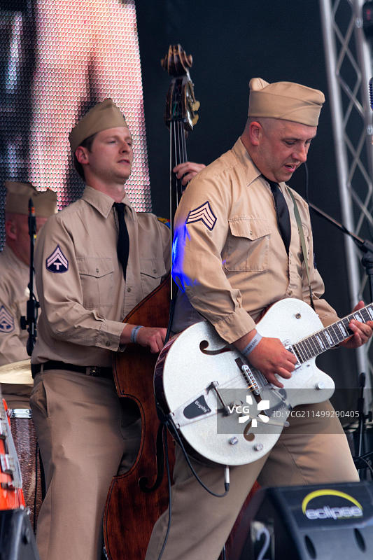 B公司马修·阿伦德尔在英国伊普斯威奇吉米农场年度香肠啤酒节上表演图片素材