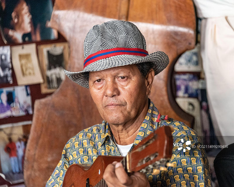 在古巴圣地亚哥Casa de la Trova现场演奏的音乐家图片素材