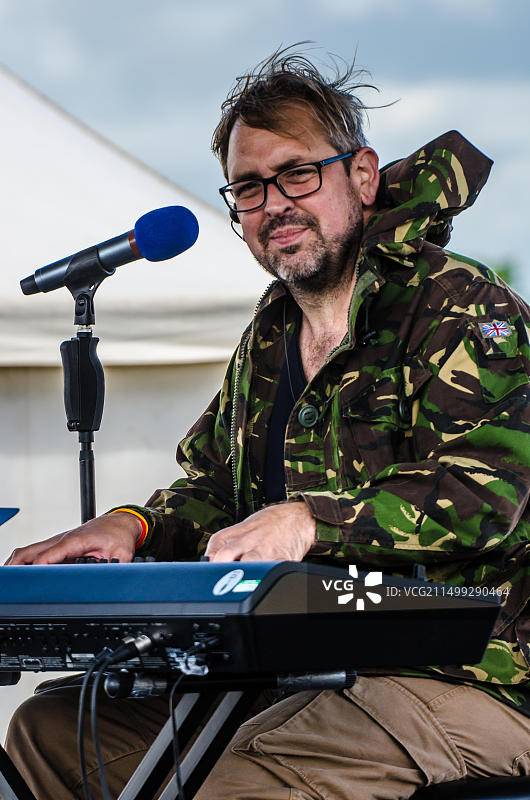 迪恩·考特尼在埃塞克斯军事支援协会埃塞克斯武装部队日活动上演奏键盘伴奏图片素材