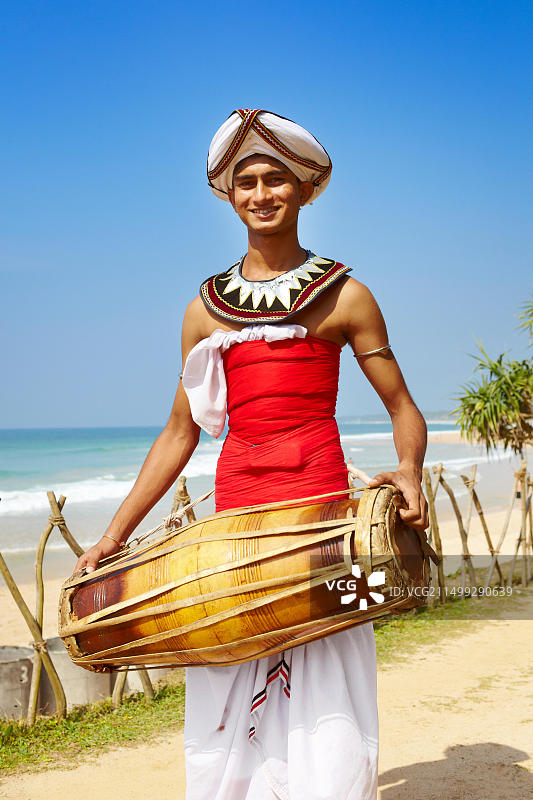 身着传统服装的斯里兰卡当地男音乐人图片素材