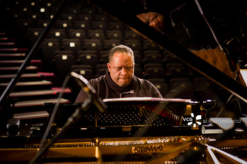 英国爵士钢琴家朱利安·约瑟夫在特纳西姆斯音乐厅进行音响测试图片素材