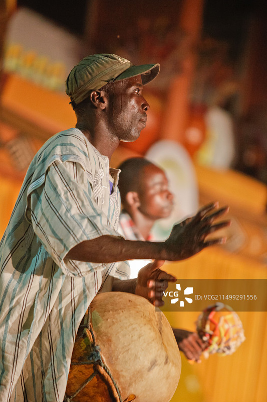 在布基纳法索举行的第12届瓦加杜古国际手工艺品沙龙上的音乐家和舞者图片素材