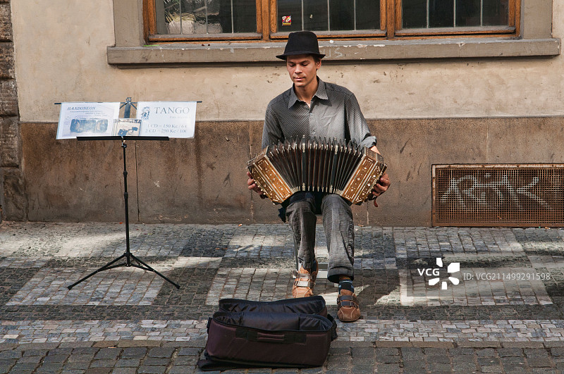 在捷克共和国布拉格老城演奏手风琴的乐手图片素材