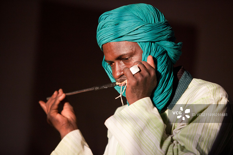 来自布基纳法索北部一个小村庄的富拉尼男子演奏传统长笛图片素材