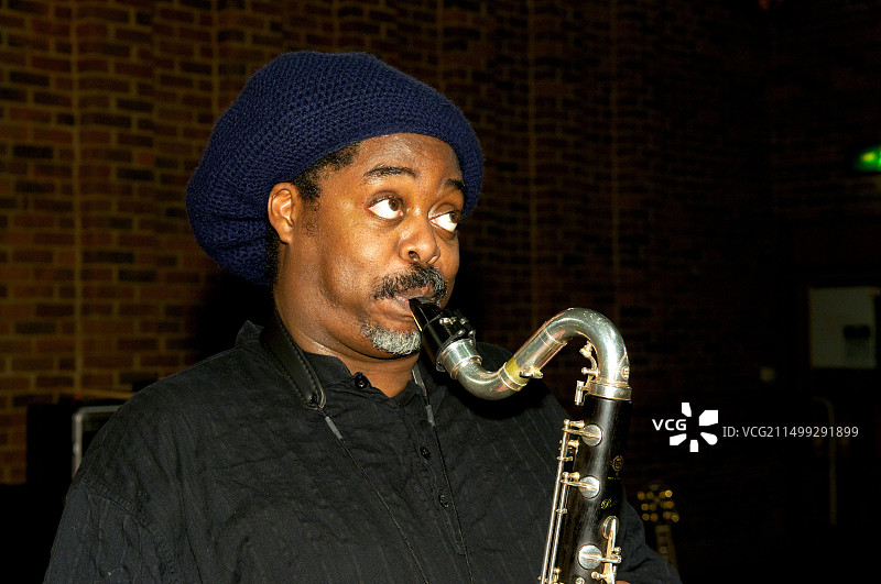 考特尼·派恩在英国南安普顿特纳西姆斯音乐厅的试音期间演奏低音单簧管图片素材