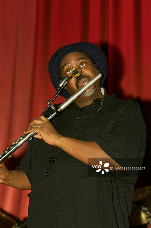 考特尼·派恩在英国南安普顿特纳西姆斯音乐厅进行声音测试时演奏长笛图片素材