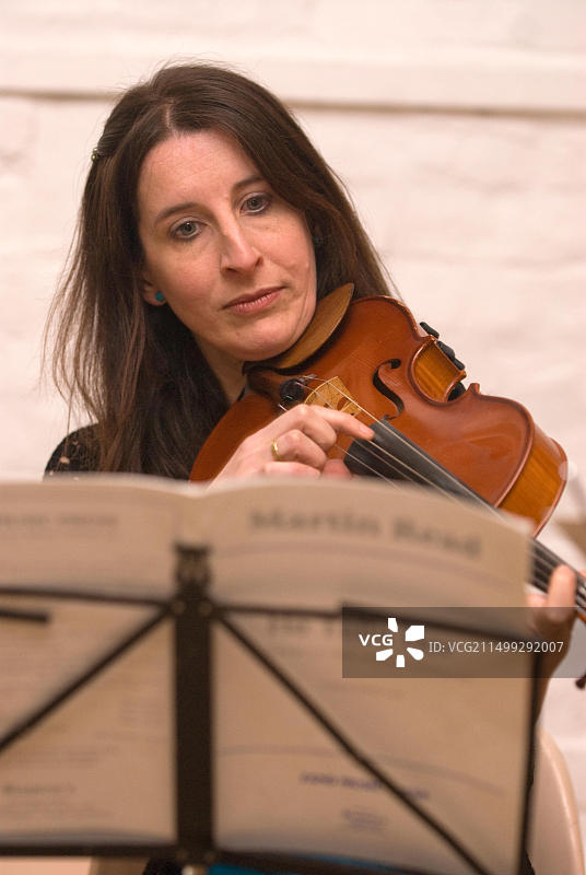 在慈善音乐会上演奏中提琴的女人，英国萨里郡法纳姆图片素材