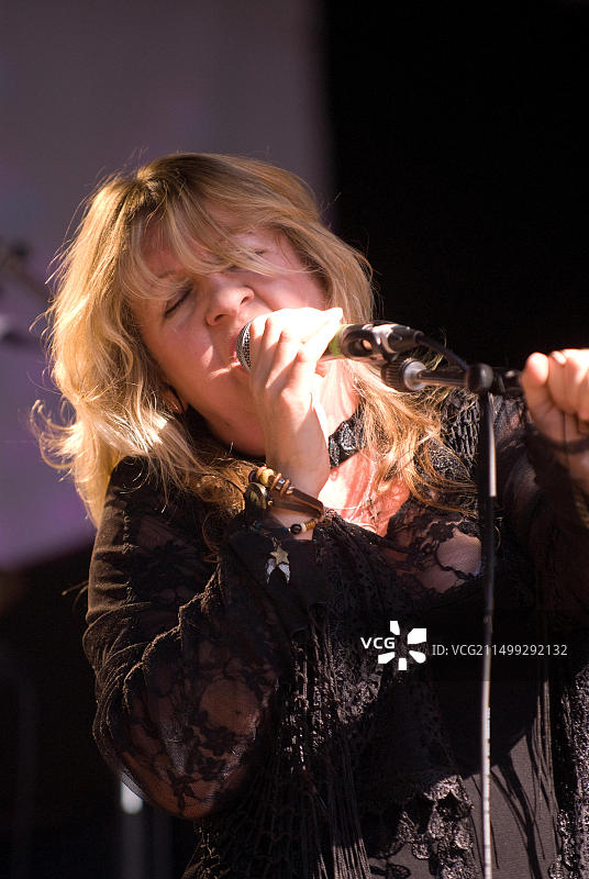 黛博拉·邦汉(1962年)在英国萨里郡法纳姆蒂尔福德乡村生活中心举办的为期三天的韦费斯特音乐节上表演图片素材