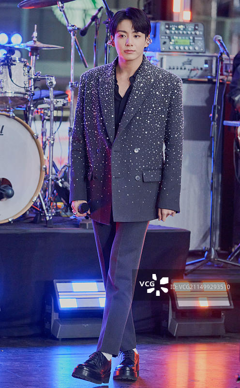 2023年11月8日，美国纽约：田柾国在NBC“今日”节目洛克菲勒中心演唱会上表演图片素材