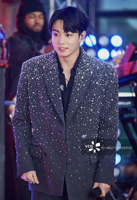 2023年11月8日，美国纽约：田柾国在NBC“今日”节目洛克菲勒中心演唱会上表演图片素材