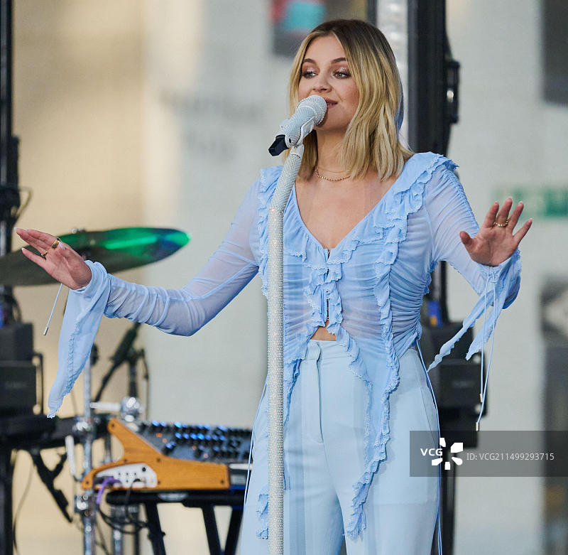 2023年8月11日，美国纽约：凯尔西·巴莱里尼在NBC“今日”节目洛克菲勒中心演唱会上表演。图片素材
