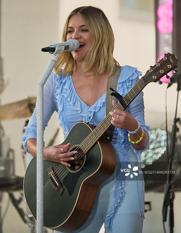 2023年8月11日，美国纽约：凯尔西·巴莱里尼在NBC“今日”节目洛克菲勒中心演唱会上表演。图片素材