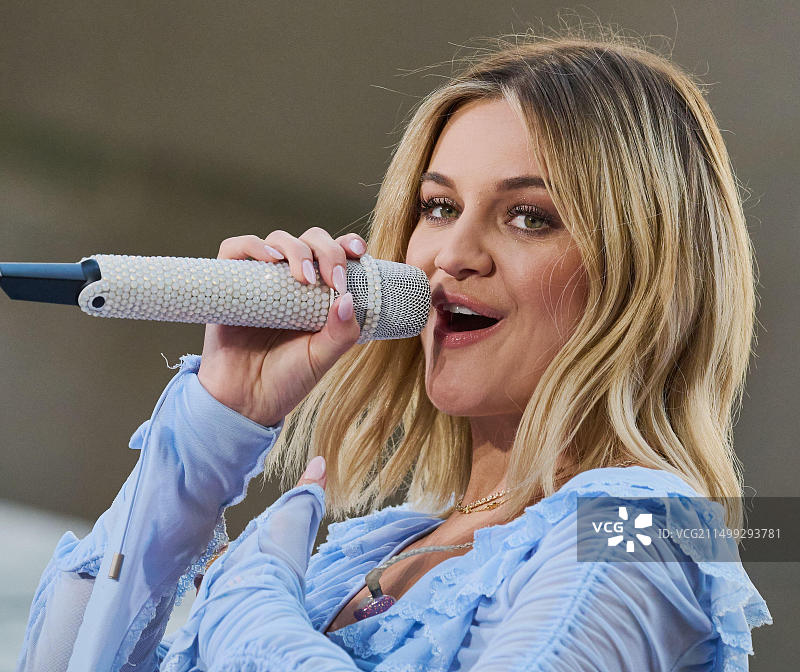 2023年8月11日，美国纽约：凯尔西·巴莱里尼在NBC“今日”节目洛克菲勒中心演唱会上表演。图片素材