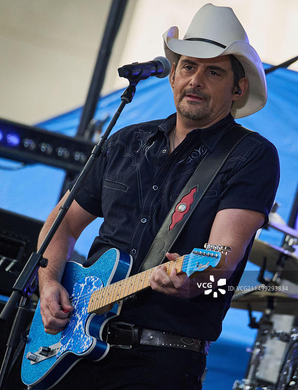 布拉德·佩斯利在NBC“今日”秀洛克菲勒广场演唱会系列上表演图片素材