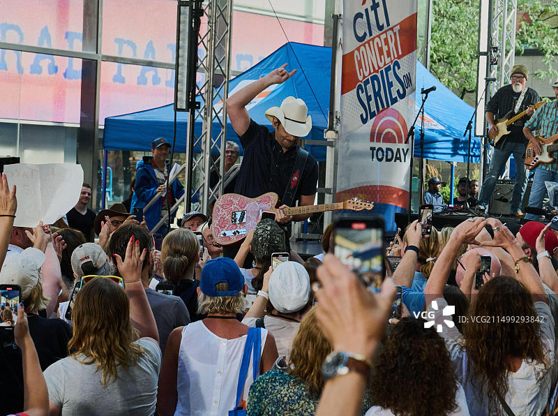 布拉德·佩斯利在NBC“今日”秀洛克菲勒广场演唱会系列上表演图片素材