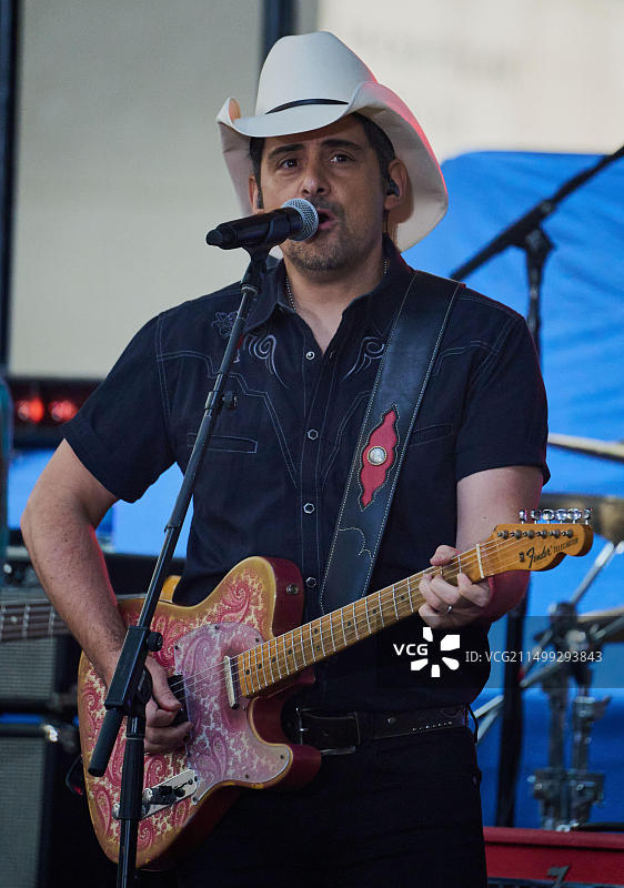 布拉德·佩斯利在NBC“今日”秀洛克菲勒广场演唱会系列上表演图片素材