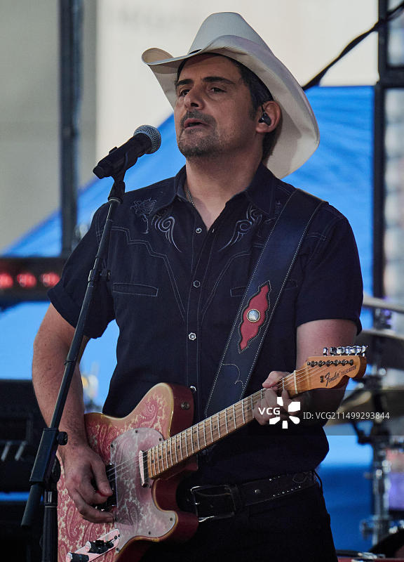 布拉德·佩斯利在NBC“今日”秀洛克菲勒广场演唱会系列上表演图片素材