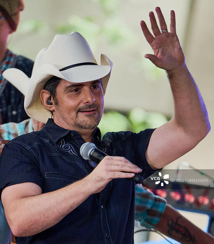 布拉德·佩斯利在NBC“今日”秀洛克菲勒广场演唱会系列上表演图片素材