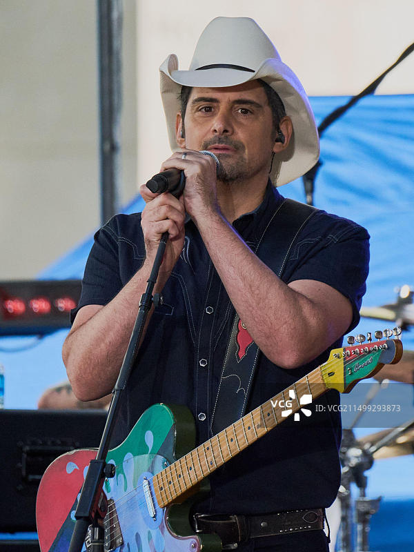 布拉德·佩斯利在NBC“今日”秀洛克菲勒广场演唱会系列上表演图片素材