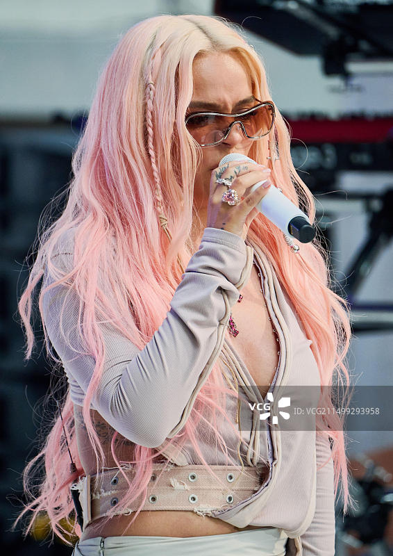 美国纽约，2023年6月30日：Karol G在NBC“今日”节目洛克菲勒中心音乐会上表演图片素材
